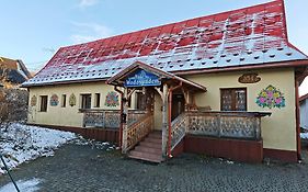 Domek nad wodospadem